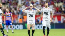 Rolheiser, jogador do Santos, comemora seu gol durante partida contra o Fortaleza no estadio Arena Castelao pelo campeonato Brasileiro A 2025. Foto: Baggio Rodrigues/AGIF