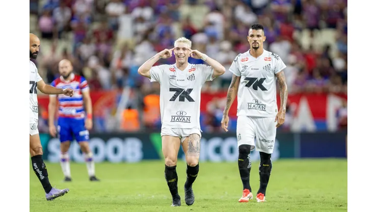 Rolheiser, jogador do Santos, comemora seu gol durante partida contra o Fortaleza no estadio Arena Castelao pelo campeonato Brasileiro A 2025. Foto: Baggio Rodrigues/AGIF