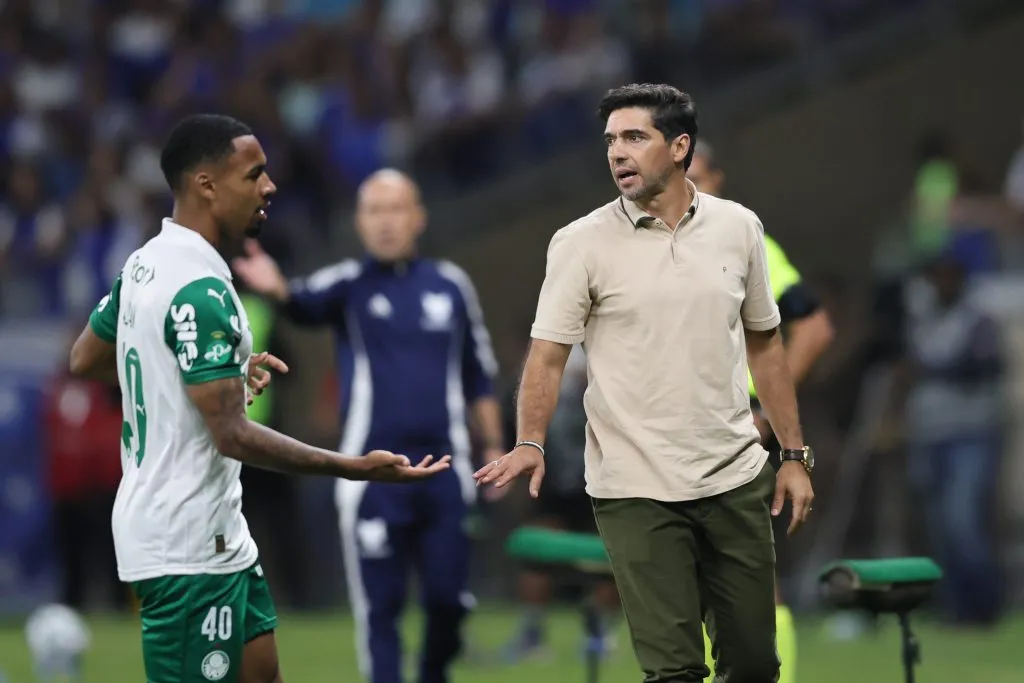MG – BELO HORIZONTE – 01/06/2025 – BRASILEIRO A 2025, CRUZEIRO X PALMEIRAS – Abell ferreira tecnico do Palmeiras e Allan Jogador durante partida contra o Cruzeiro no estadio Mineirao pelo campeonato Brasileiro A 2025. Foto: Gilson Lobo/AGIF