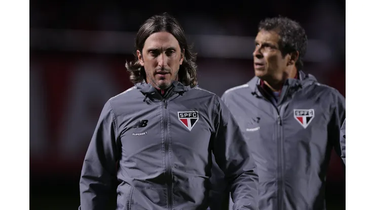 SP - SAO PAULO - 14/05/2025 - COPA LIBERTADORES 2025, SAO PAULO X LIBERTAD - Luis Zubeldia tecnico do Sao Paulo durante partida contra o Libertad no estadio Morumbi pelo campeonato Copa Libertadores 2025. Foto: Ettore Chiereguini/AGIF