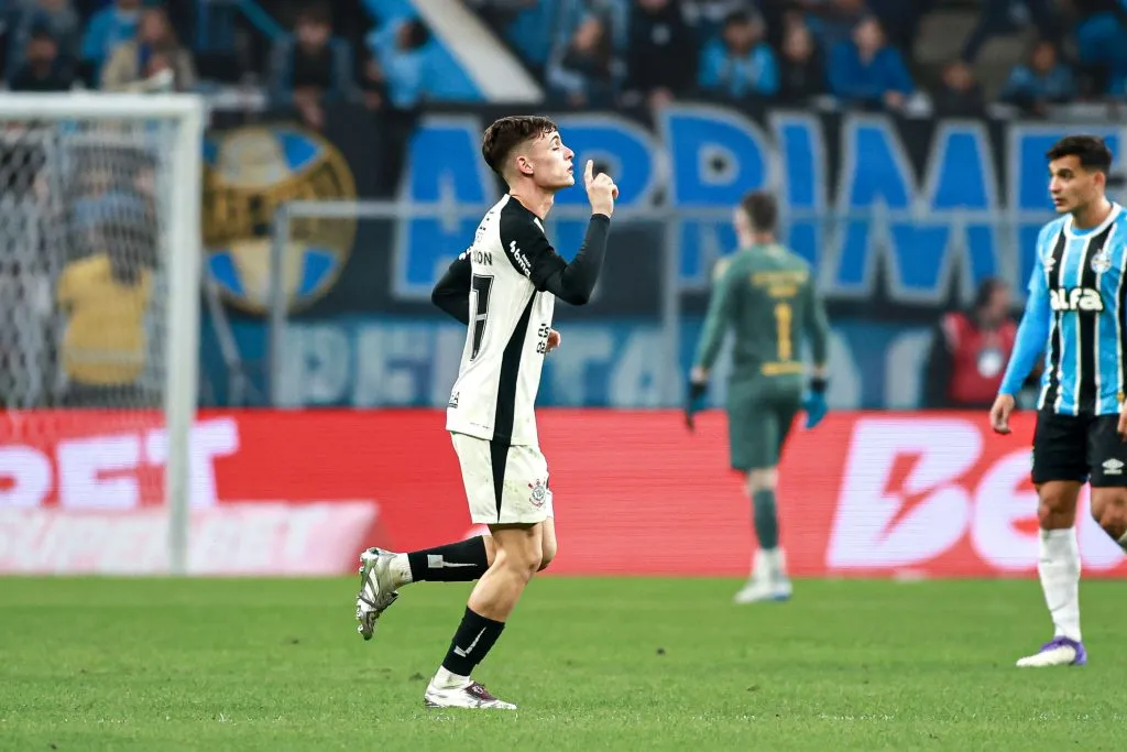 RS – PORTO ALEGRE – 12/06/2025 – BRASILEIRO A 2025, GREMIO X CORINTHIANS – Breno Bidon jogador do Corinthians comemora seu gol durante partida contra o Gremio no estadio Arena do Gremio pelo campeonato Brasileiro A 2025. Foto: Maxi Franzoi/AGIF