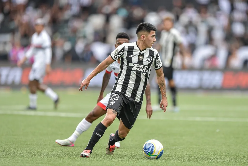 Almada fez sucesso em sua passagem pelo Botafogo - Foto: Thiago Ribeiro/AGIF.
