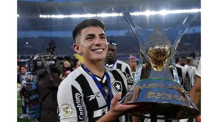 Thiago Almada ainda está vinculado ao Botafogo.