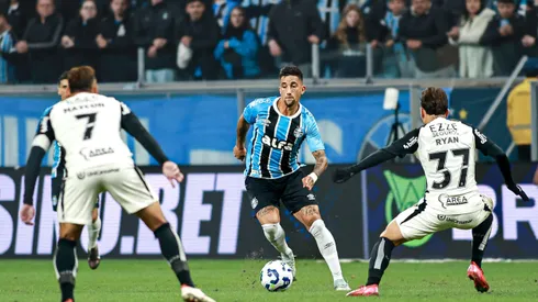Cristian Olivera viaja 800 km de carro e joga pelo Grêmio após convocação pela seleção uruguaia. Foto: Maxi Franzoi/AGIF