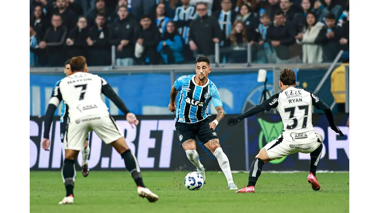 Cristian Olivera viaja 800 km de carro e joga pelo Grêmio após convocação pela seleção uruguaia. Foto: Maxi Franzoi/AGIF