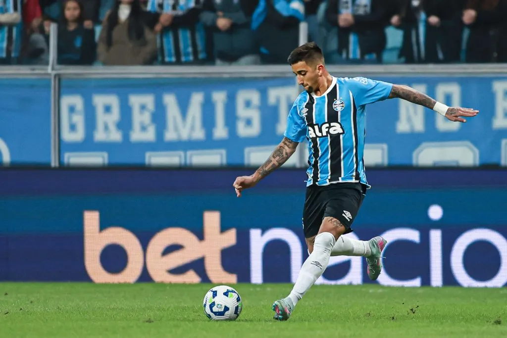 RS – PORTO ALEGRE – 12/06/2025 – BRASILEIRO A 2025, GREMIO X CORINTHIANS – Cristian Olivera jogador do Gremio durante partida contra o Corinthians no estadio Arena do Gremio pelo campeonato Brasileiro A 2025. Foto: Maxi Franzoi/AGIF