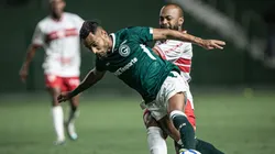 Mateus Gonçalves com a bola na partida entre Goiás e CRB. Foto: Sipa US / Alamy Stock Photo
