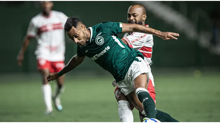 Mateus Gonçalves com a bola na partida entre Goiás e CRB. Foto: Sipa US / Alamy Stock Photo
