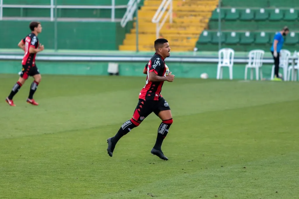 SC – Chapeco – 17/10/2020 – BRASILEIRO B 2020, CHAPECOENSE X VITORIA – Thiago Carleto jogador do Vitoria comemora seu gol durante partida contra o Chapecoense no estadio Arena Conda pelo campeonato Brasileiro B 2020. Foto: Dinho Zanotto/AGIF