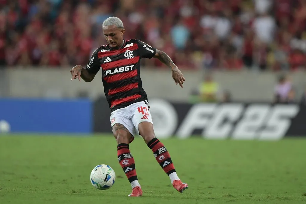 Wesley é um dos jogadores da base que vai disputar o Mundial de Clubes. Foto: Thiago Ribeiro/AGIF
