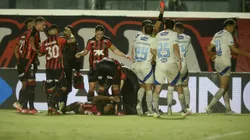 Eduardo, jogador do Cruzeiro, recebe cartão vermelho do árbitro após falta em Jamerson durante partida contra o Vitoria no estadio Barradao pelo campeonato Brasileiro A 2025. Foto: Jhony Pinho/AGIF