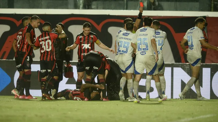 Eduardo, jogador do Cruzeiro, recebe cartão vermelho do árbitro após falta em Jamerson durante partida contra o Vitoria no estadio Barradao pelo campeonato Brasileiro A 2025. Foto: Jhony Pinho/AGIF