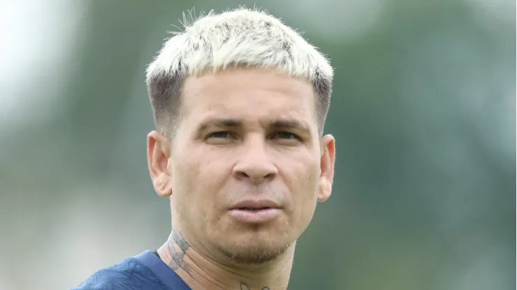 Soteldo durante treinamento ainda no CT Rei Pelé