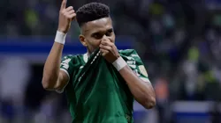 Estêvão comemorando gol durante partida entre Palmeiras e Sporting Cristal, no Allianz Parque, pela Libertadores.