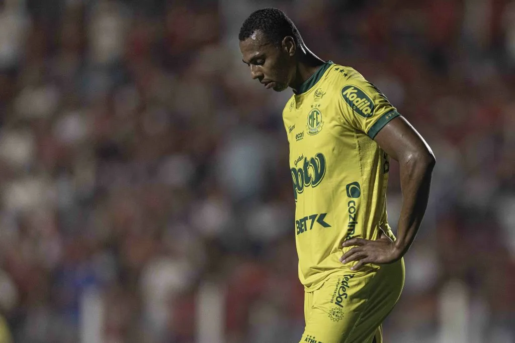 GO – GOIANIA – 20/06/2024 – BRASILEIRO B 2024, VILA NOVA-GO X MIRASSOL – Luiz Otavio jogador do Mirassol lamenta derrota ao final da partida contra o Vila Nova-GO no estadio Onesio Brasileiro Alvarenga pelo campeonato Brasileiro B 2024. Foto: Heber Gomes/AGIF