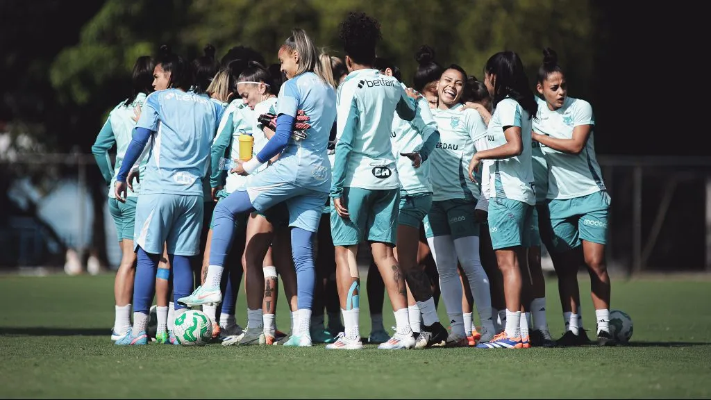 Elenco feminino do Cruzeiro em treinamento