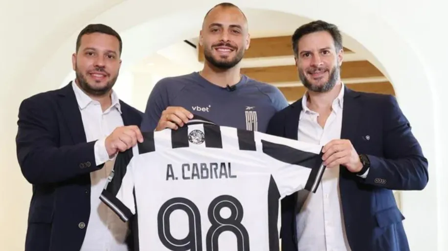 Arthur Cabral em apresentação no Fogão