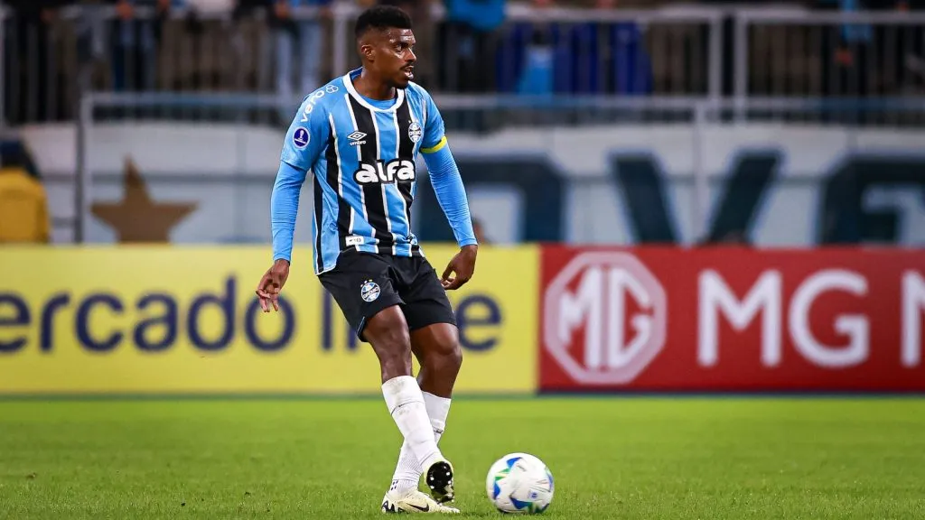 Jemerson jogador do Grêmio durante partida contra o Sportivo Luqueño no estádio Arena do Grêmio pelo campeonato Copa Sul-americana 2025. Foto: Maxi Franzoi/AGIF