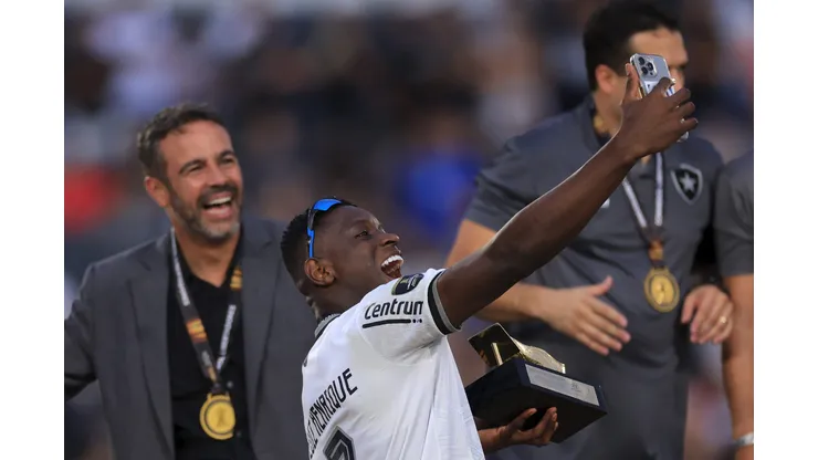 Luiz Henrique comemorando o título com o então treinador Artur Jorge (Photo by Buda Mendes/Getty Images)