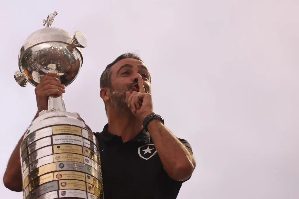 Artur Jorge com a taça da Libertadores de 2024 . (Photo by Wagner Meier/Getty Images)