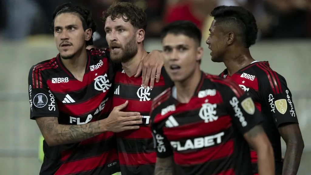 Léo Pereira jogador do Flamengo comemora seu gol com jogadores do seu time durante partida contra o Deportivo Táchira no estádio Maracanã pelo campeonato Copa Libertadores 2025. Foto: Jorge Rodrigues/AGIF