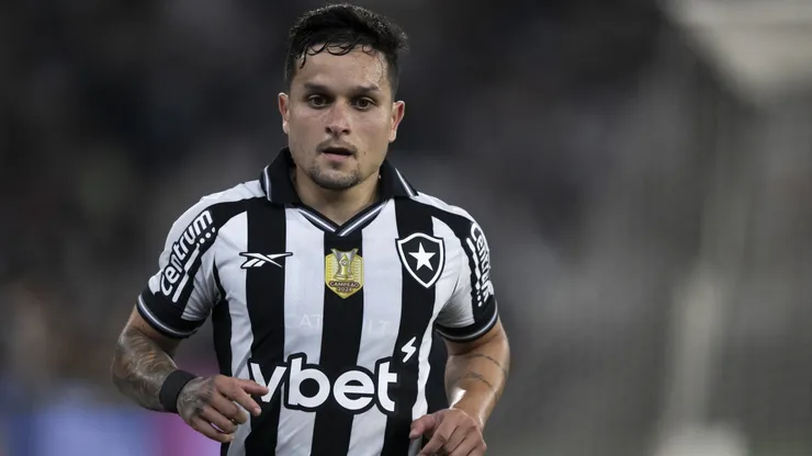 Artur em ação pelo Botafogo - Foto: Jorge Rodrigues/AGIF