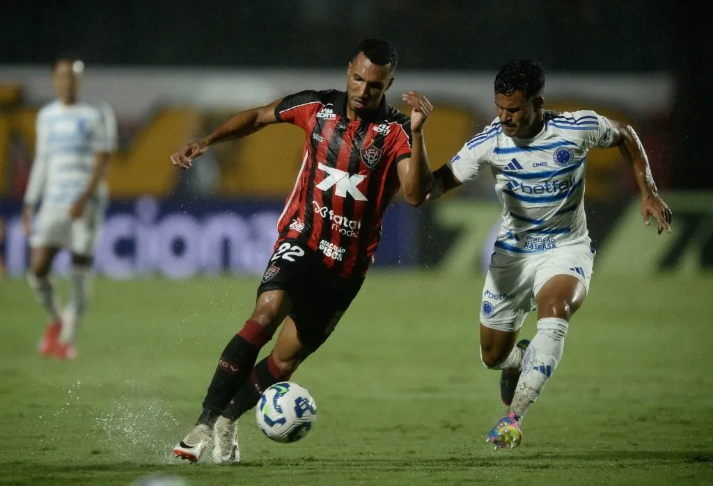 BA – SALVADOR – 12/06/2025 – BRASILEIRO A 2025, VITORIA X CRUZEIRO – Lucas Braga jogador do Vitoria durante partida contra o Cruzeiro no estadio Barradao pelo campeonato Brasileiro A 2025. Foto: Jhony Pinho/AGIF