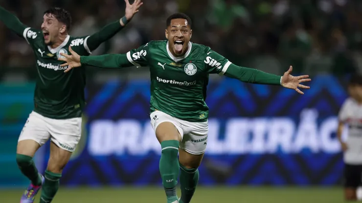 Vitor Roque do Palmeiras comemora gol - Foto: Miguel Schincariol/Getty Images