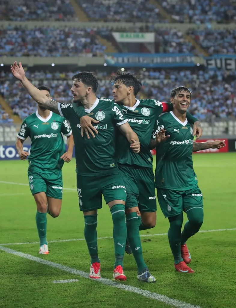 Equipe do Palmeiras comemora gol – (Photo by Daniel Apuy/Getty Images)