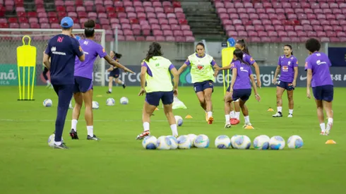 Jogadoras da Seleção Brasileira Feminina durante treino na Arena de Pernambuco (Foto: Rafael Vieira/AGIF)
