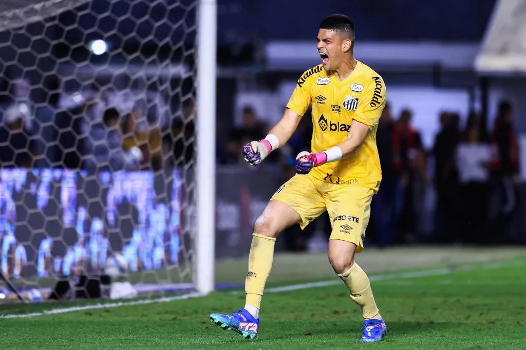 SP – SANTOS – 15/09/2024 – BRASILEIRO B 2024, SANTOS X AMERICA-MG – Gabriel Brazao goleiro do Santos comemora vitoria ao final da partida contra o America-MG no estadio Vila Belmiro pelo campeonato Brasileiro B 2024. Foto: Marcello Zambrana/AGIF