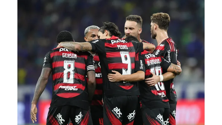 MG - BELO HORIZONTE - 04/05/2025 - BRASILEIRO A 2025, CRUZEIRO X FLAMENGO - Arrascaeta jogador do Flamengo comemora seu gol durante partida contra o Cruzeiro no estadio Mineirao pelo campeonato Brasileiro A 2025. Foto: Gilson Lobo/AGIF