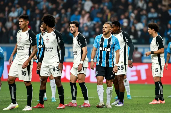 Jogadores do Grêmio e do Corinthians durante partida no estádio Arena do Grêmio – Foto: Maxi Franzoi/AGIF