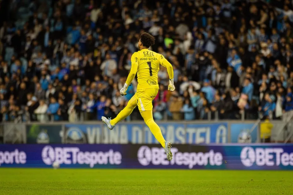 Hugo Souza jogador do Corinthians comemora seu gol durante partida contra o Gremio no estadio Arena do Gremio pelo campeonato Brasileiro A 2025. Foto: Cristiano Junior/AGIF