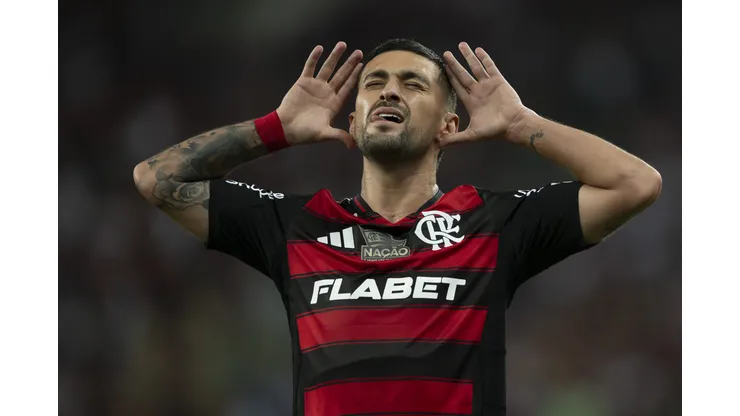 RJ - RIO DE JANEIRO - 10/05/2025 - BRASILEIRO A 2025, FLAMENGO X BAHIA - Arrascaeta jogador do Flamengo comemora seu gol durante partida contra o Bahia no estadio Maracana pelo campeonato Brasileiro A 2025. Foto: Jorge Rodrigues/AGIF