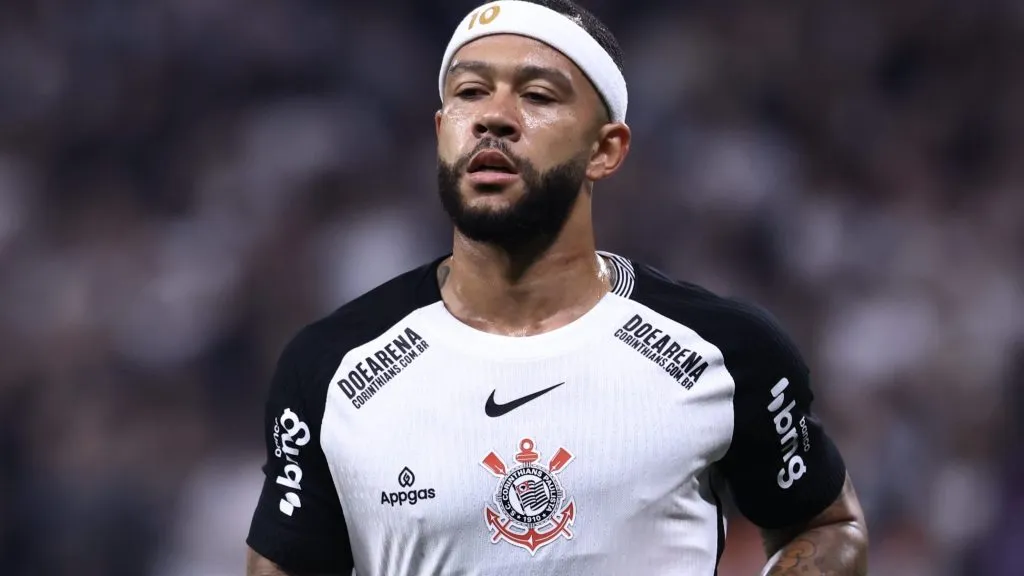 Memphis Depay durante partida. Foto: Marcello Zambrana/AGIF