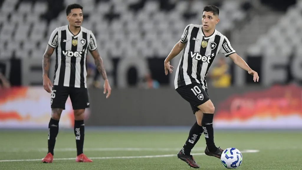 Savarino em ação pelo Botafogo no Campeonato Brasileiro – Foto: Thiago Ribeiro/AGIF