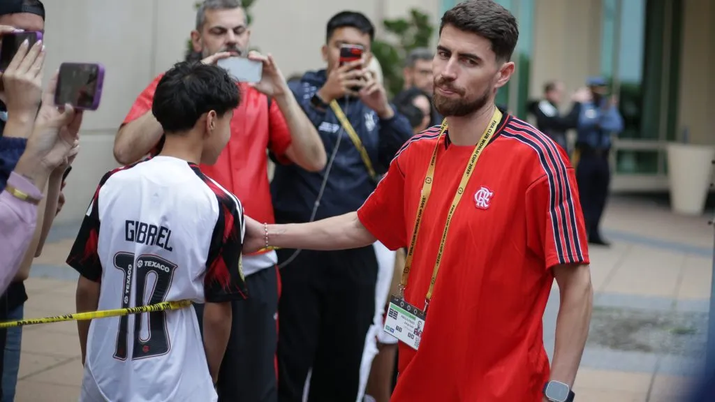 Jorginho saudando torcedores. Foto: Gilvan de Souza/CRF