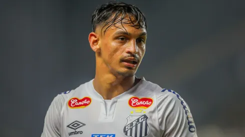 Weslley Patati durante partida entre Santos e Ponte Preta, na Vila Belmiro, pela Série B 2024.