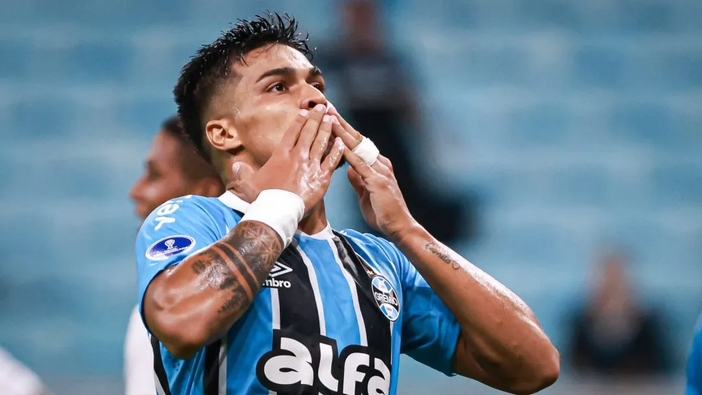 Atacante do Grêmio está fora dos planos de Mano Menezes – Foto: Maxi Franzoi/AGIF