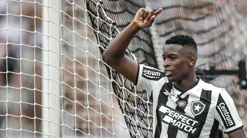 Luiz Henrique destaca Marlon Freitas como referência no vestiário do Botafogo. Foto: Thiago Ribeiro/AGIF