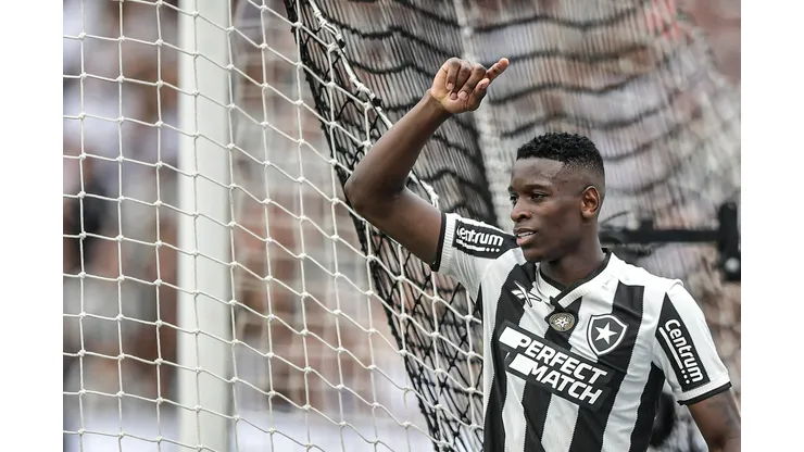 Luiz Henrique destaca Marlon Freitas como referência no vestiário do Botafogo. Foto: Thiago Ribeiro/AGIF