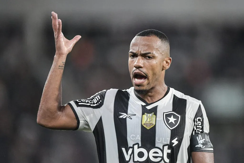RJ – RIO DE JANEIRO – 26/04/2025 – BRASILEIRO A 2025, BOTAFOGO X FLUMINENSE – Marlon Freitas jogador do Botafogo durante partida contra o Fluminense no estadio Engenhao pelo campeonato Brasileiro A 2025. Foto: Thiago Ribeiro/AGIF