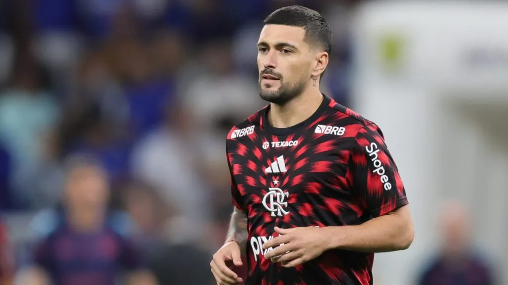 Arrascaeta durante aquecimento. Foto: Gilson Lobo/AGIF