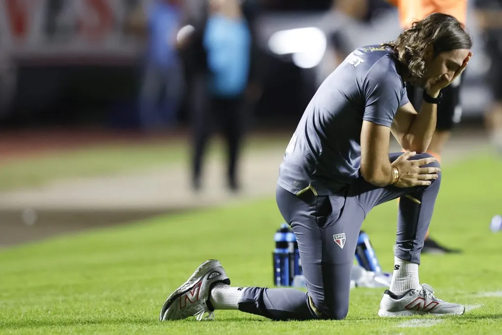 Zubeldía está pressionado e torcida pede sua saída. (Photo by Miguel Schincariol/Getty Images)