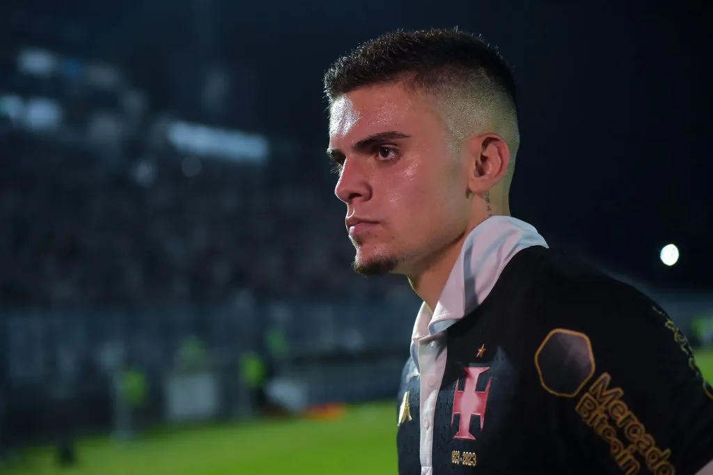 RJ – RIO DE JANEIRO – 06/12/2023 – BRASILEIRO A 2023, VASCO X BRAGANTINO – Gabriel Pec jogador do Vasco comemora vitoria ao final da partida contra o Bragantino no estadio Sao Januario pelo campeonato Brasileiro A 2023. Foto: Thiago Ribeiro/AGIF