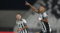 Marlon Freitas, jogador do Botafogo, comemora seu gol durante partida contra o Ceará, pelo Brasileirão Betano. Foto: Thiago Ribeiro/AGIF.