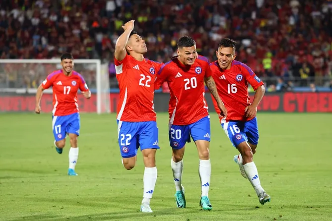 Lucas Cepeda jogando pela Seleção Chilena. (Photo by Marcelo Hernandez/Getty Images)