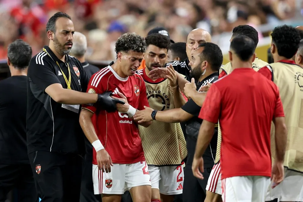 Jogador saindo lesionado do jogo contra o Inter Miami. (Photo by Megan Briggs/Getty Images)