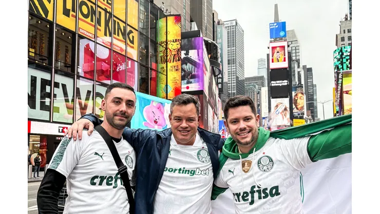 Torcedores do Palmeiras fazem a festa antes da estreia no Mundial de Clubes